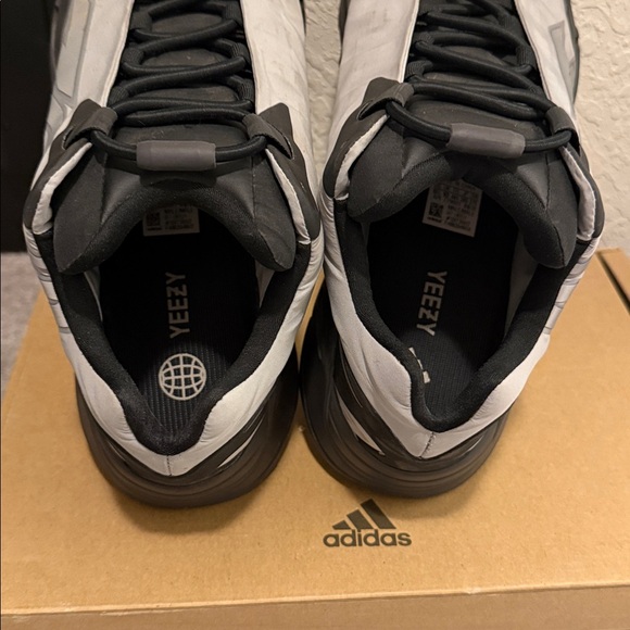 Yeezy YZY 700 MNVN sz 10.5 - Picture 6 of 8